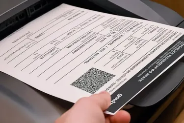 Despachante trabalhando na impressão do CRLV-e em Itaquaquecetuba.
